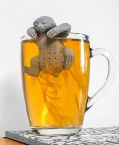 Lajhár alakú teaszűrő