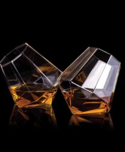 Gyémánt alakú whiskys poharak