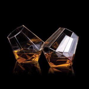 Gyémánt alakú whiskys poharak