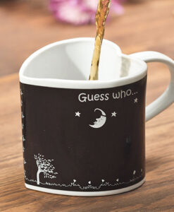 Szív alakú romantikus bögre - Gues who loves you